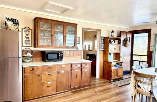 Steelville Cottage | Viola’s Cottage- River access, Peaceful, Scenic, New Reno