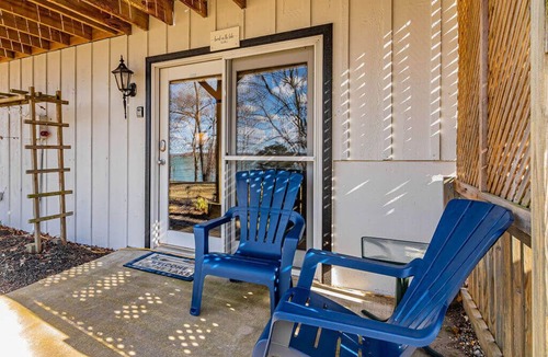 Hollister Apartment | Walk-In King Size Lakefront Suite-Free Daily Tickets-Dog Friendly-Cmty Hot Tub!