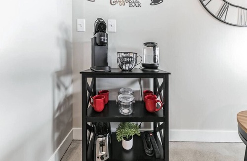 Downtown Cincinnati Apartment | Walk to Bengals, Reds, Free Parking, King Bed, Gym