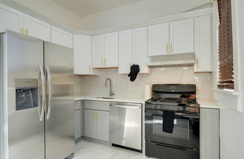 South Louisville Apartment | Walk to Churchill Downs: Pet-Friendly Retreat!