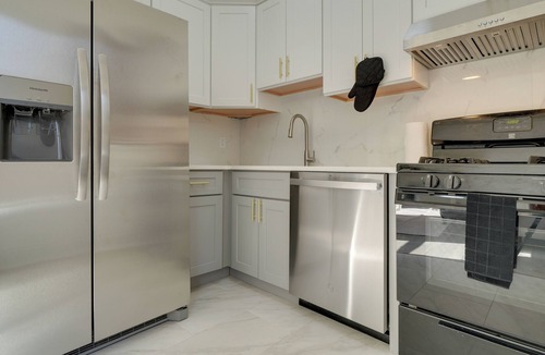 South Louisville Apartment | Walk to Churchill Downs: Pet-Friendly Retreat!