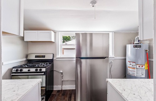 South Louisville Cottage | Walk to Churchill Downs Derby Week Private Cottage Sleeps 4-6