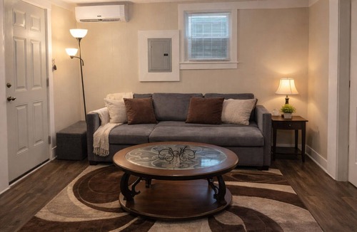 South Louisville Cottage | Walk to Churchill Downs Derby Week Private Cottage Sleeps 4-6