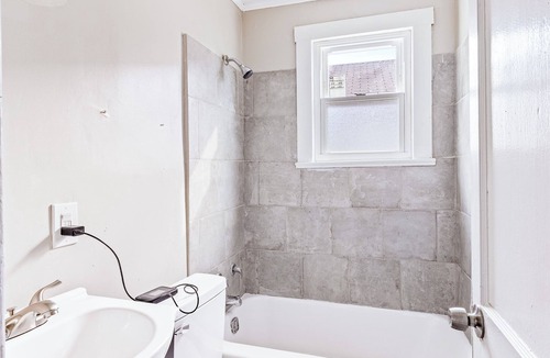 South Louisville Cottage | Walk to Churchill Downs Derby Week Private Cottage Sleeps 4-6