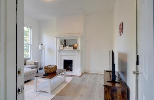 South Louisville Apartment | Walk to Churchill Downs: Pet-Friendly Retreat!