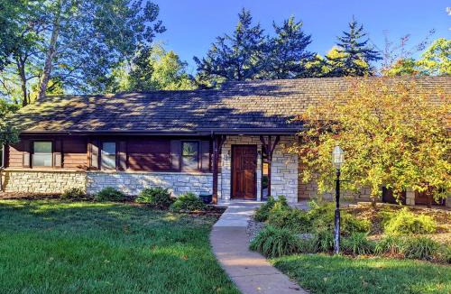 Manhattan House | Walk to K-State, Sleeps 12, Pool Table, Hot Tub