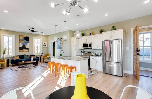 Butchertown House | Walk to NULU, 2 Kitchens+4 Baths-Group Haven HQ! 16+ guests | 7 bedrooms | 11 beds | 4 baths