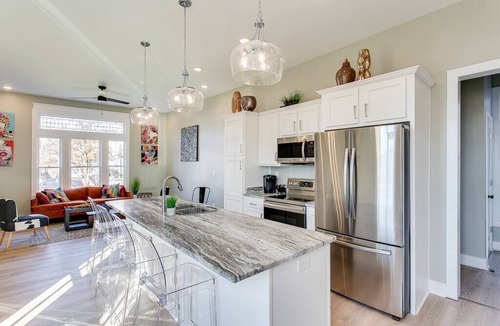 Butchertown House | Walk to NULU, 2 Kitchens+4 Baths-Group Haven HQ! 16+ guests | 7 bedrooms | 11 beds | 4 baths