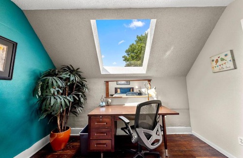 Southmoreland Apartment | Walk to Street Car! Historic Midcentury Apartment near Plaza & Westport