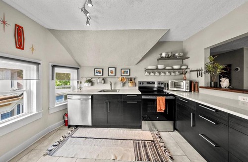 Southmoreland Apartment | Walk to Street Car! Historic Midcentury Apartment near Plaza & Westport