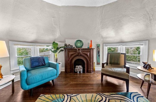 Southmoreland Apartment | Walk to Street Car! Historic Midcentury Apartment near Plaza & Westport
