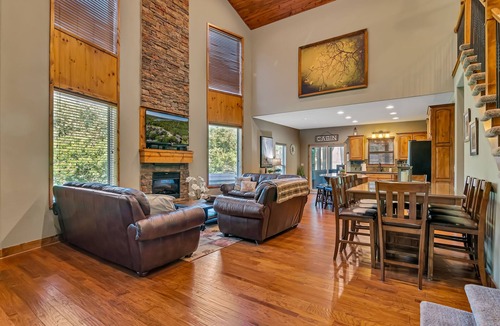 Hollister Cabin | Walk to the Pool! Large Yard! 10 Min to Branson Landing!