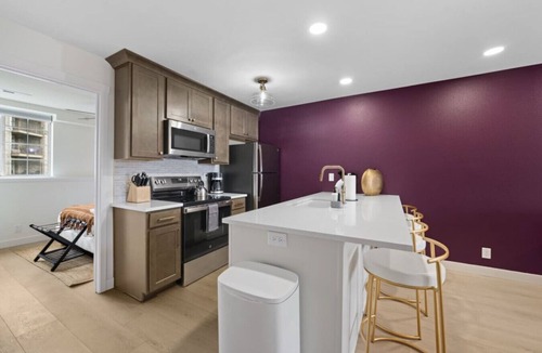 Manhattan Apartment | Walk to the Wildcats | 4BR Game Day HQ | Sleeps 8