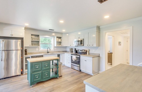 Holt House | Walk to Winery! Home w/Patio & Yard in Holt