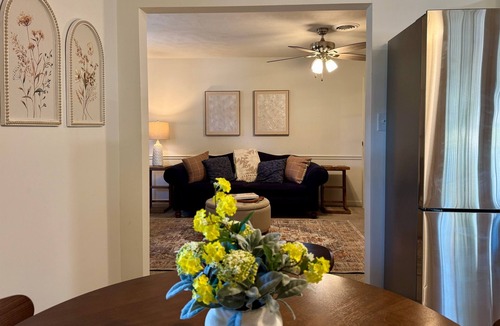 Marion House | Walkable 2BR Cottage in Downtown Marion