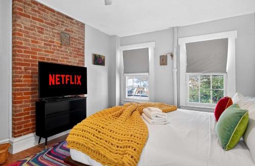 Highlands House | Walkable stay near downtown parks and nightlife
