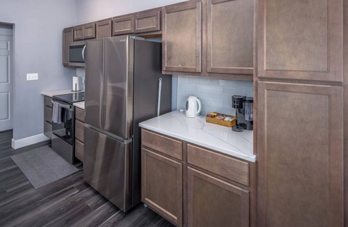 Walnut Hills Apartment | Walnut Hills+Sleeps 7ppl+King+Queen Beds+Parking+Wifi+Smart Tvs