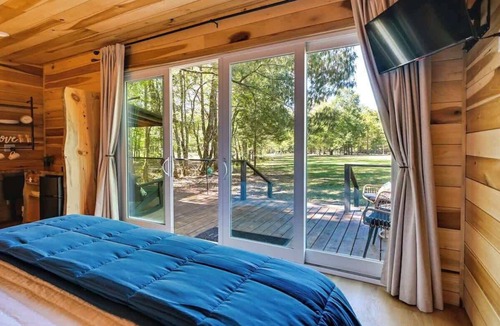 Cherokee Cabin | Waterfront cabin-Couples getaway *Private hot tub*