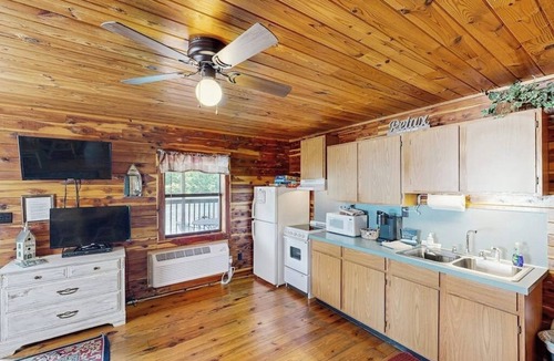 Mountain Pine Cabin | Waterfront cabin right on Ouachita River w/dock access, full kitchens and WIFI