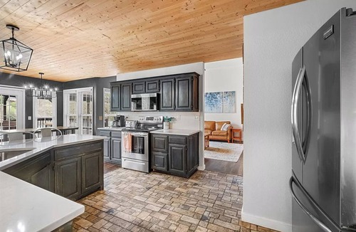 Bella Vista House | Waterfront Lakehouse with Dock, Kayaks, Paddleboards, Hot tub