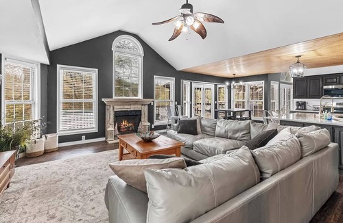 Bella Vista House | Waterfront Lakehouse with Dock, Kayaks, Paddleboards, Hot tub