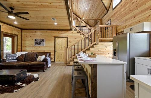 Golden House | Waterfront Pet Friendly Cabin on Glover River with Hot Tub near Broken Bow, Oklahoma