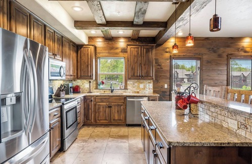 Indian Point House | WaterMill Cove Luxury Lakefront Villa J-Theatre Room~2Mi to SDC~POOL-Kayaks~Swim Dock