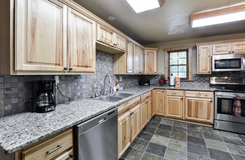 Indian Point Cabin | WaterMill Cove Resort LAKEFRONT Cabin 2 mi to Silver Dollar City Pools Mini Golf