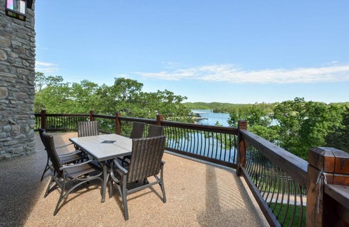 Indian Point Cabin | WaterMill Cove Resort Lakefront Lodge 2mi to SDC POOL HOT TUBS Kayaks
