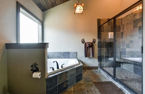 Indian Point Cabin | WaterMill Cove Resort Lakefront Lodge 2mi to SDC POOL HOT TUBS Kayaks