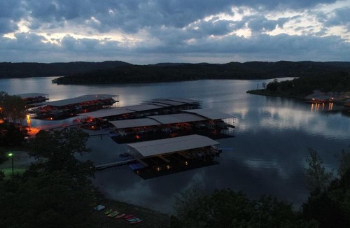 Indian Point Cabin | WaterMill Cove Resort Lakefront Lodge 2mi to SDC POOL HOT TUBS Kayaks