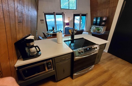 Jamestown Cabin | "Weekend at Bernie's" 1 mile to Jamestown Marina, Jamestown, KY