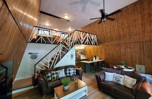 Jamestown Cabin | "Weekend at Bernie's" 1 mile to Jamestown Marina, Jamestown, KY