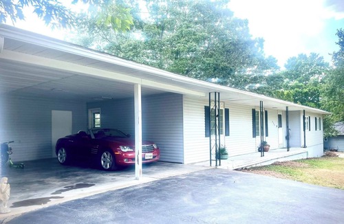 Branson House | Weekend @ Bernie's-4 Bedroom-HOT TUB-Pet Friendly-Above Landing & Downtown.