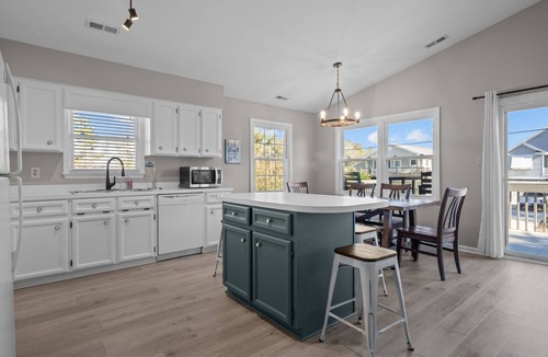 Emerald Isle Cottage | Welcome to your perfect pet-friendly Emerald Isle beach getaway!