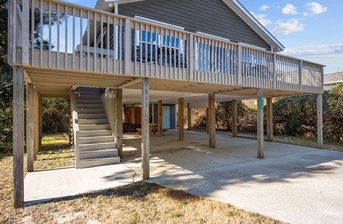 Emerald Isle Cottage | Welcome to your perfect pet-friendly Emerald Isle beach getaway!