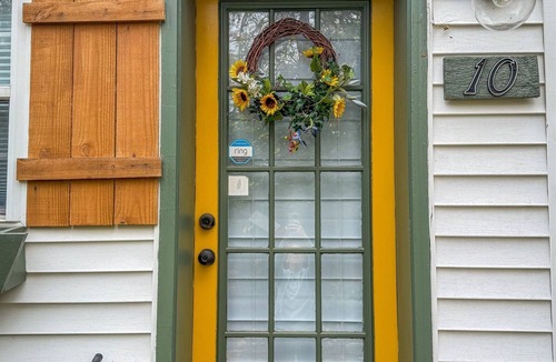 Shelbyville House | WelcomeTreatsWaiting| CentralLocation| Comfortable
