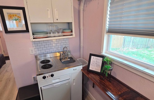 Olathe Apartment | Welcoming 1-bedroom apartment with AC loads of amenities in cozy Olathe Kansas