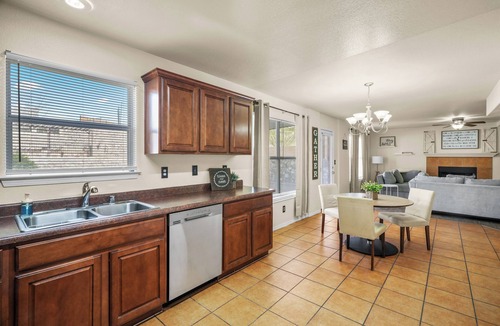 El Paso House | Welcoming home that rests in the shadows of The Franklin Mountains
