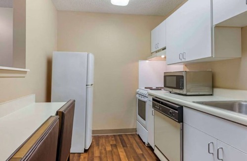 Jeffersontown Hotel | Welcoming Pet-Friendly Room - Space Ideal for Louisville Stays + Free Parking