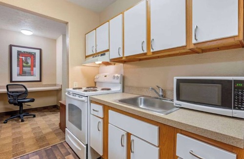 Jeffersontown Hotel | Welcoming Pet-Friendly Room - Space Ideal for Louisville Stays + Free Parking