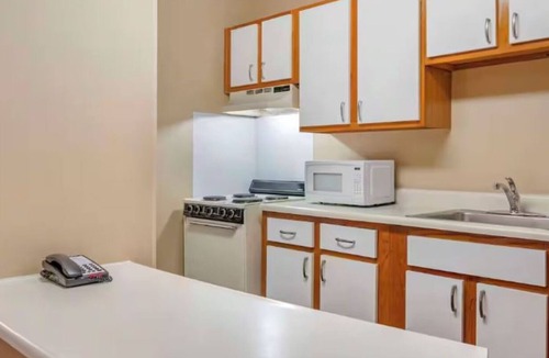 Jeffersontown Hotel | Welcoming Pet-Friendly Room - Space Ideal for Louisville Stays + Free Parking