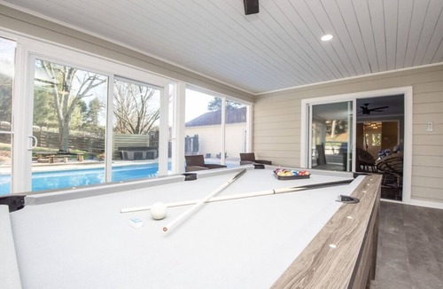 Ashley Oaks House | West Knox Pool Home~ Hot Tub~Family Neighborhood