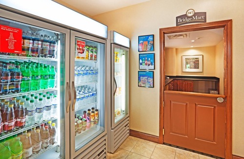 Oak Ridge Condo | WFH friendly | FREE Wi-Fi + Pool & Gym