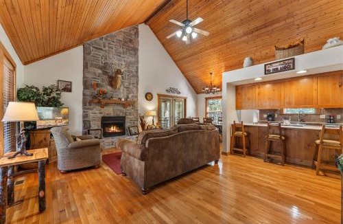 Branson West Cabin | Whispering Woods Lodge-Sleeps 10 Home