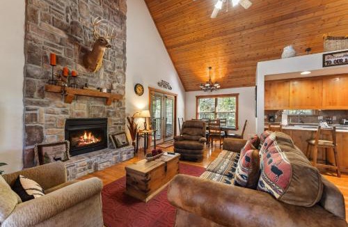 Branson West Cabin | Whispering Woods Lodge-Sleeps 10 Home