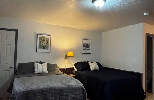 Eminence Hotel | White family cabin 1B