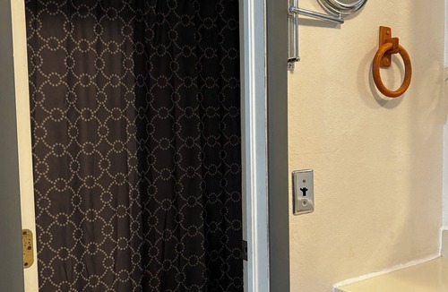 Eminence Hotel | White family cabin 1B