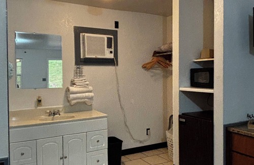 Eminence Hotel | White family cabin 1B