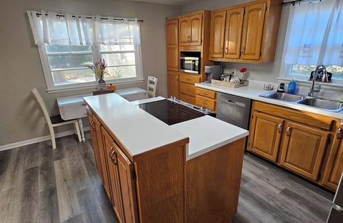 Manhattan House | Whole House Sleeps 9 with Ample Space Close to KSU & MHS